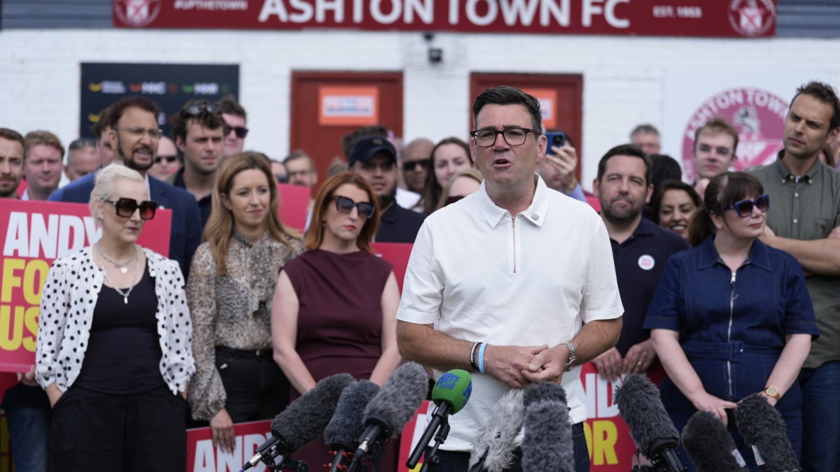 Andy Burnham se dirige a sus seguidores tras ganar el escaño en Makerfield, en junio.