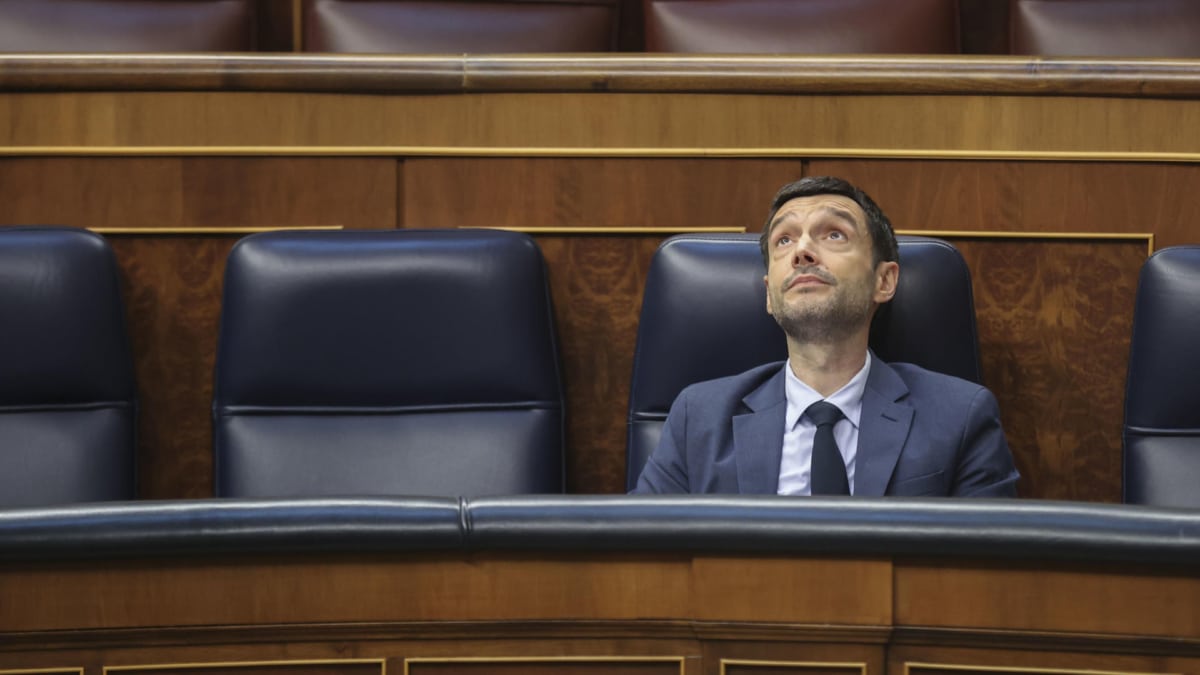 El ministro de Derechos Sociales, Consumo y Agenda 2030, Pablo Bustinduy, durante el pleno extraordinario de este martes en el Congreso
