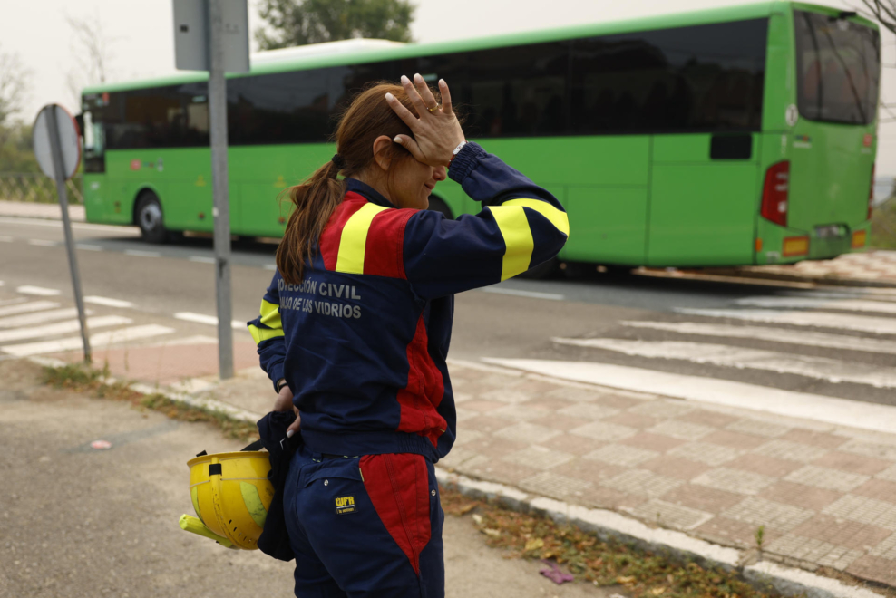 Una agente de protección civil durante el desalojo de la localidad madrileña de Cadalso de los Vídrios