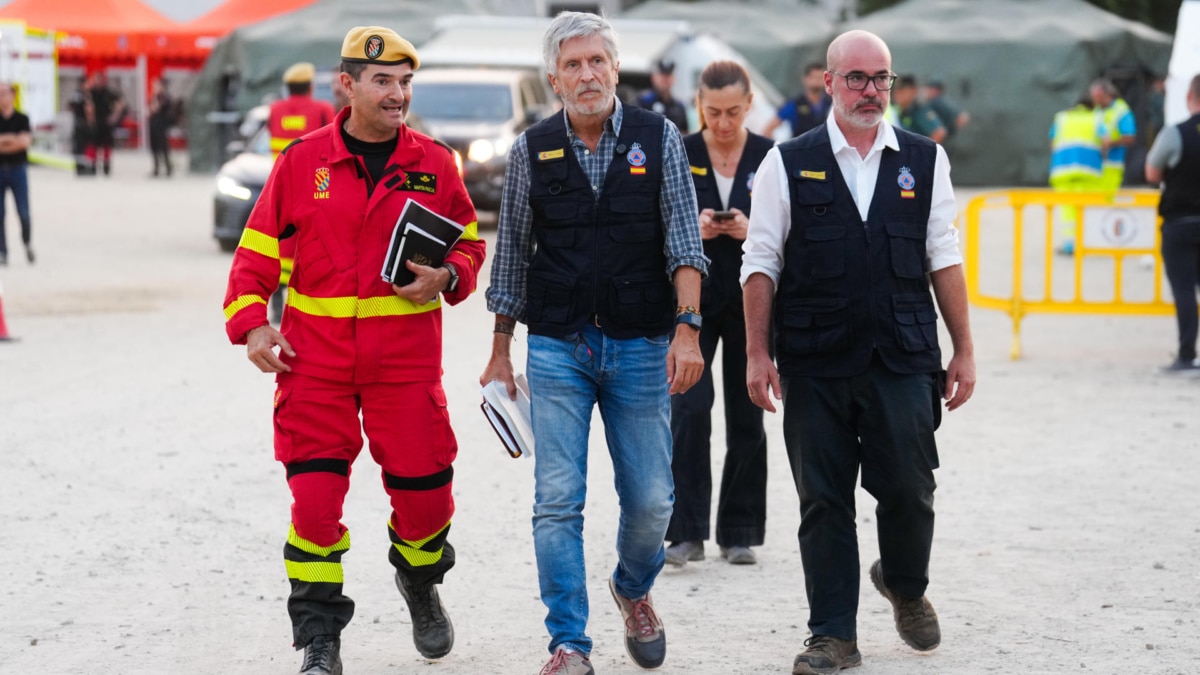 El ministro del Interior, Fernando Grande Marlaska (c), este lunes en Navalcarnero (Madrid) donde ha presidido el Comité Estatal de Coordinación y Dirección del Plan Estatal de Emergencias (CECOD), en el Puesto de Mando Avanzado (PMA).