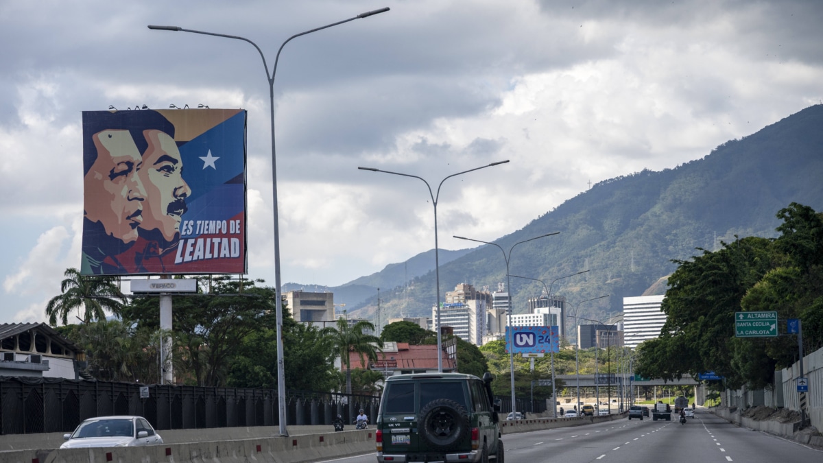 Un cartel con la imagen de Chávez y Maduro justo después de los ataques del 4 de enero pasado.