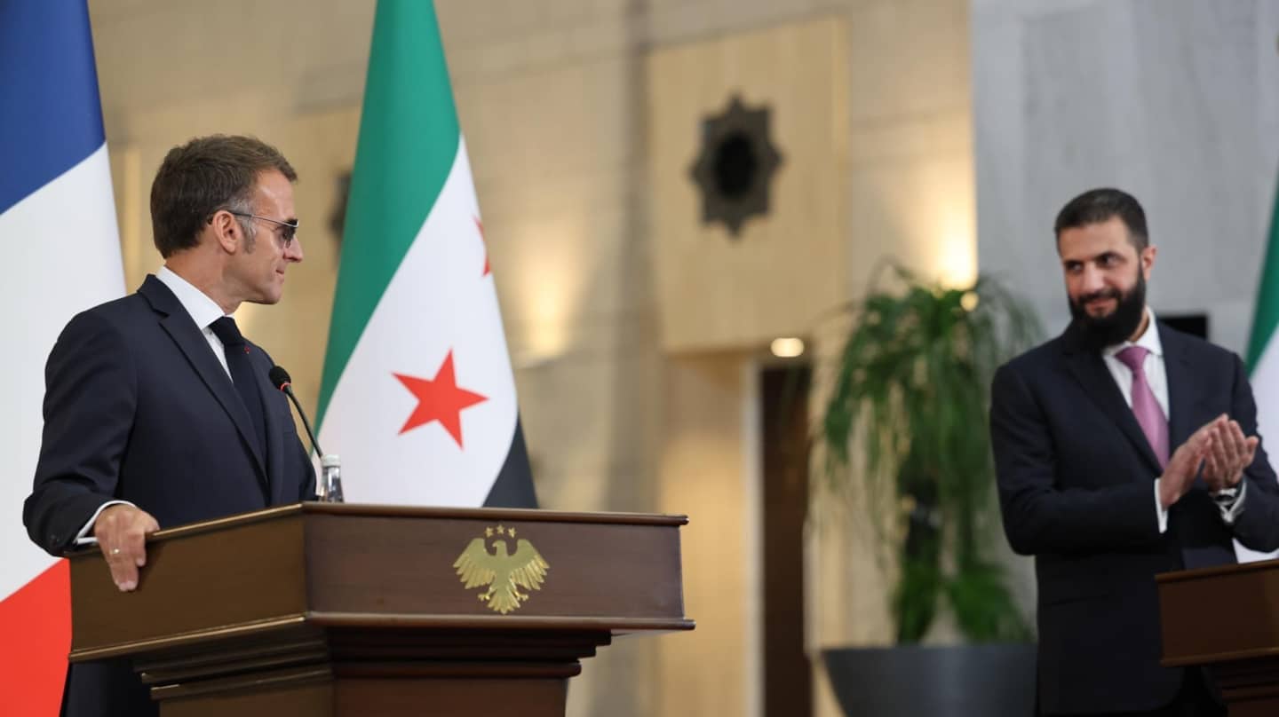 El presidente francés, Emmanuel Macron, con su homólogo sirio, Ahmed al Sharaa
