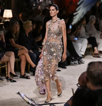 La alta costura de Chanel conquista París, reaviva la 'Blazymanía' y recrudece [...]