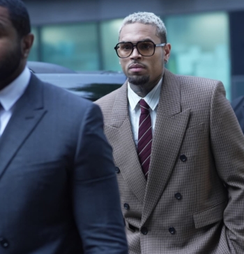 Chris Brown en un tribunal de Londres en julio de 2025, en la vista por su agresión a Abraham Diaw.