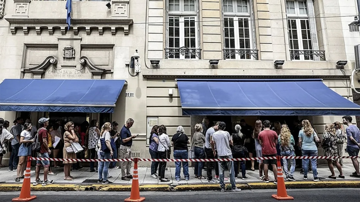 Largas colas ante el Consulado de España en Buenos Aires para tramitar la nacionalidad española, en una imagen de archivo de febrero de 2023.
