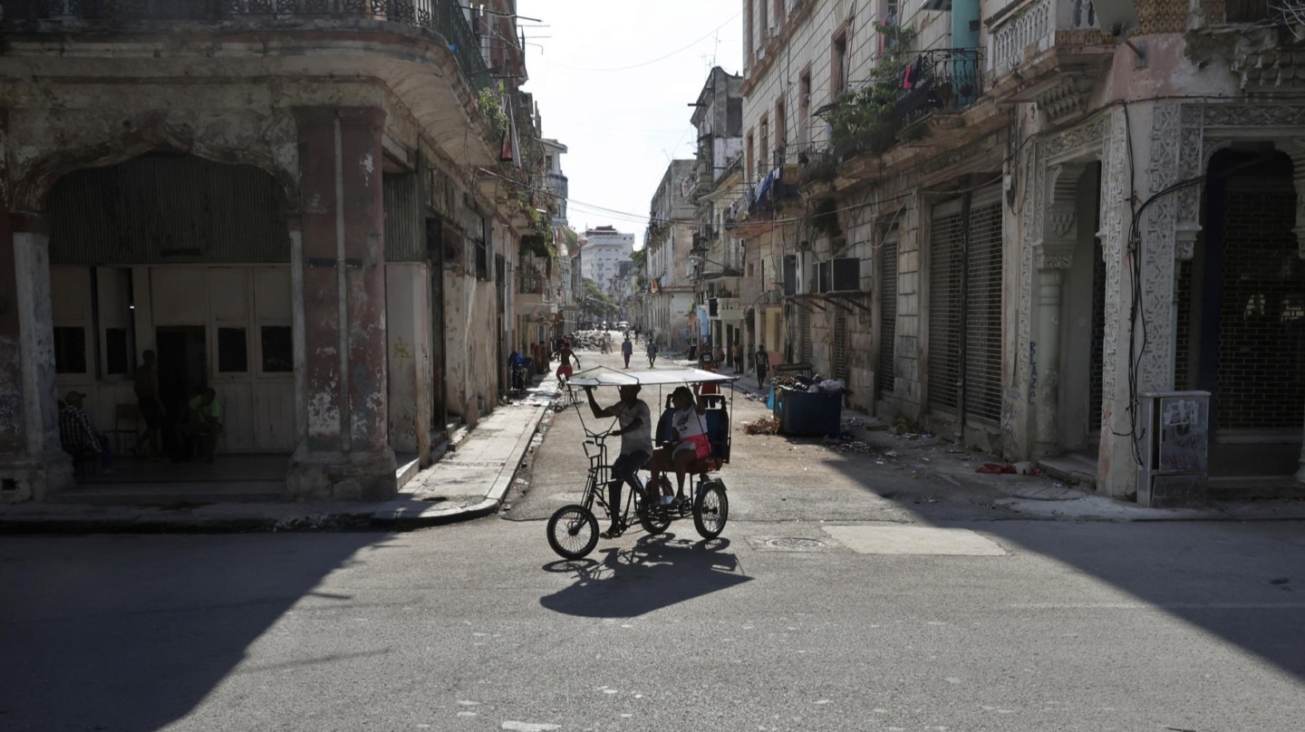 AMDEP7942. LA HABANA (CUBA), 03/07/2026.- Personas se transportan en un bicitaxi este jueves en La Habana (Cuba). Washington lleva seis meses aplicando una política de máxima presión a Cuba: un bloqueo petrolero que ha multiplicado los apagones, nuevas sanciones que están ahuyentando a las empresas extranjeras y siempre, de fondo, la sombra de una posible intervención militar. EFE/ Ernesto Mastrascusa