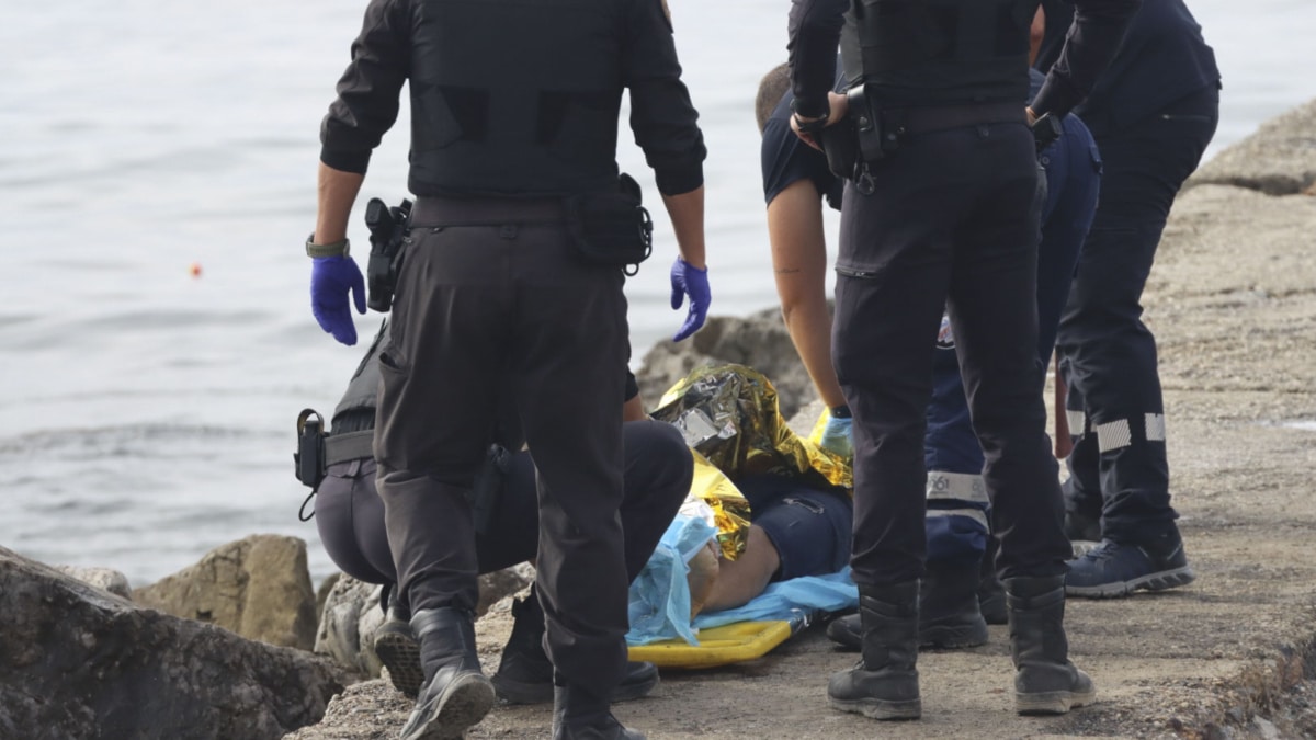 CEUTA, 30/07/2026.- Vista de la entrada ilegal a nado en Ceuta de migrantes marroquíes y argelinos este jueves. Los centros de acogida de adultos y menores de la ciudad autónoma de Ceuta siguen colapsados tras la llegada irregular de unos 1.500 migrantes en los últimos nueve días, lo que ha llevado a su presidente, Juan Jesús Vivas, a pedir una acción contundente y sin dilación al Estado ante la dimensión de la crisis migratoria.EFE/ Reduan Dris