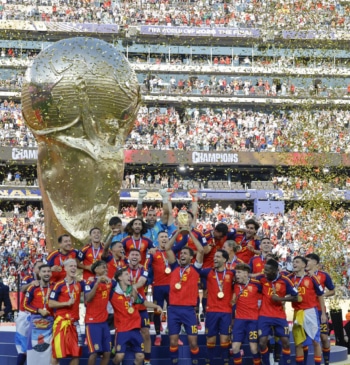 Los reyes, Sánchez y Feijóo se unen en un "campeones del mundo": [...]