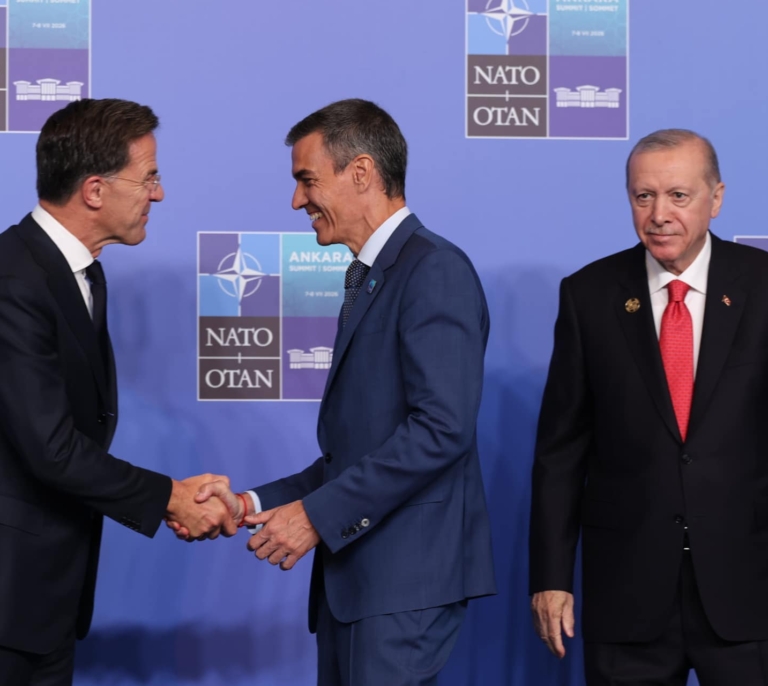 Sánchez habla “del Mundial” con Trump tras sus ataques a España en una charla "sin tirantez" y felicita a EEUU por sus 250 años