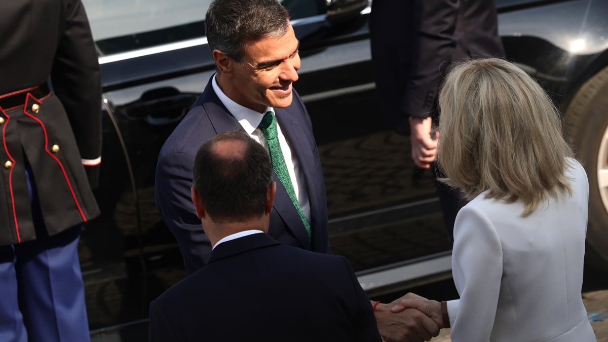 PARIS (France), 14/07/2026.- French Prime Minister Sebastien Lecornu (C, front) and French president's wife Brigitte Macron (R) welcome Spain's Prime Minister Pedro Sanchez (C, back) as he arrives for the Bastille Day military parade, in Paris, France, 14 July 2026. The Ukrainian president is the guest of honor at this year's parade, held under the theme 'The Strategic Awakening of Europe', alongside leaders and top dignitaries from more than 30 other nations of the Coalition of the Willing, a European initiative pledging support for Ukraine. (Francia, España, Ucrania) EFE/EPA/TERESA SUAREZ
