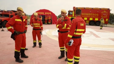 El avance del fuego obliga a desmantelar y trasladar el puesto de mando avanzado que coordina la extinción