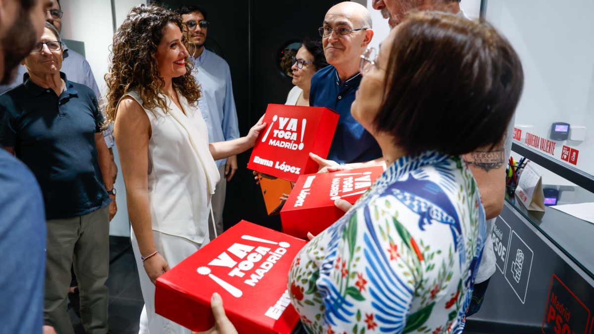 MADRID (ESPAÑA), 11/07/2026.-.- La precandidata en el proceso de primarias del PSOE a la Alcaldía de Madrid, Enma López (2i) entrega este sábado los avales recogidos entre la militancia socialista en la sede del partido de la calle Miguel Fleta de Madrid. EFE/ Javier Lizón