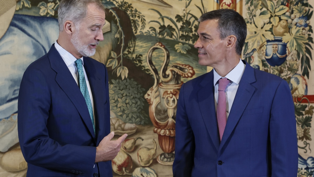PALMA, 29/07/2026.- El rey Felipe VI y el presidente del Gobierno, Pedro Sánchez (d), mantienen un despacho de trabajo como es habitual cada verano, este miércoles en el Palacio de la Almudaina, en Palma.EFE/ Ballesteros