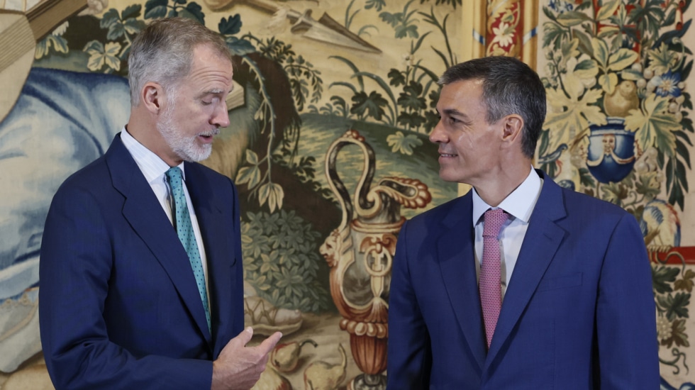 El rey Felipe VI y el presidente del Gobierno, Pedro Sánchez (d), mantienen un despacho de trabajo como es habitual cada verano