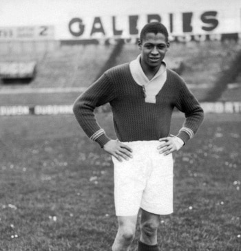 Señor Rajoy, el primer futbolista negro y francés debutó con Francia hace [...]