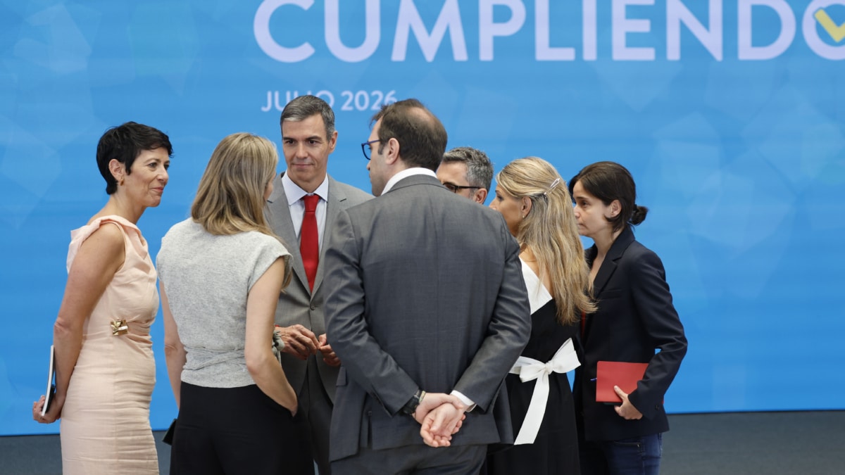 MADRID, 28/07/2026.- El presidente del Gobierno, Pedro Sánchez, conversa con la ministra de Inclusión, Seguridad Social y Migraciones, Elma Saiz (i); los vicepresidente del Gobierno, primero y ministro de Economía, Carlos Cuerpo (3d); segunda y ministra de Trabajo, Yolanda Díaz (2d); y tercera y y ministra para la Transición Ecológica y el Reto Demográfico, Sara Aagesen (2i) y el ministro de Justicia, Presidencia y Relaciones con las Cortes, Félix Bolaños (al lado de Sánchez), tras la rueda de prensa en la que el jefe del Ejecutivo, ha hecho balance del curso político, este martes en Moncloa. EFE/ Mariscal