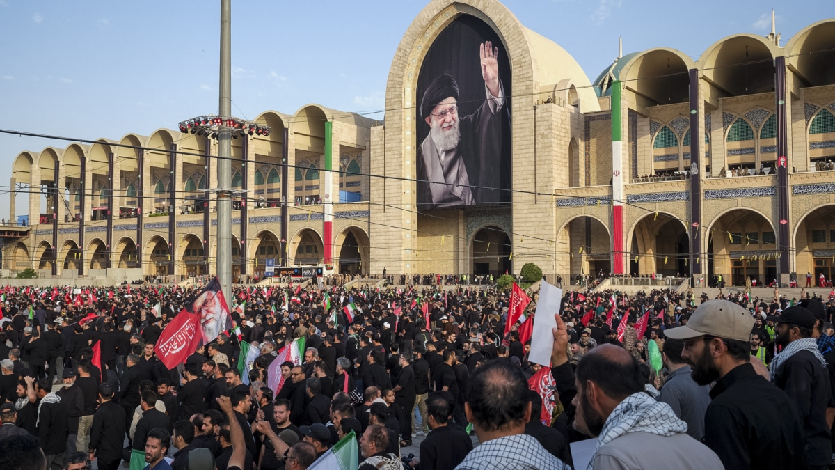 Miles de personas participan en el funeral del asesinado líder supremo de Irán Alí Jameneí en la mezquita Mosala de Teherán.