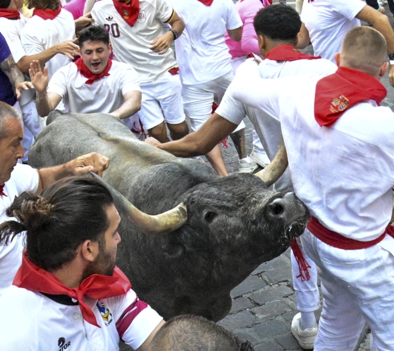 El quinto encierro de los Sanfermines deja un herido con una cornada en la cara