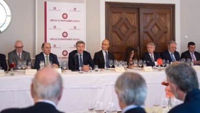 Feijóo critica en Bilbao ante los empresarios vascos a los partidos que "sostienen" a Sánchez, en alusión al PNV