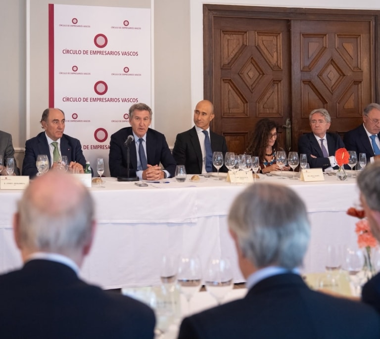 Feijóo critica en Bilbao ante los empresarios vascos a los partidos que "sostienen" a Sánchez, en alusión al PNV  