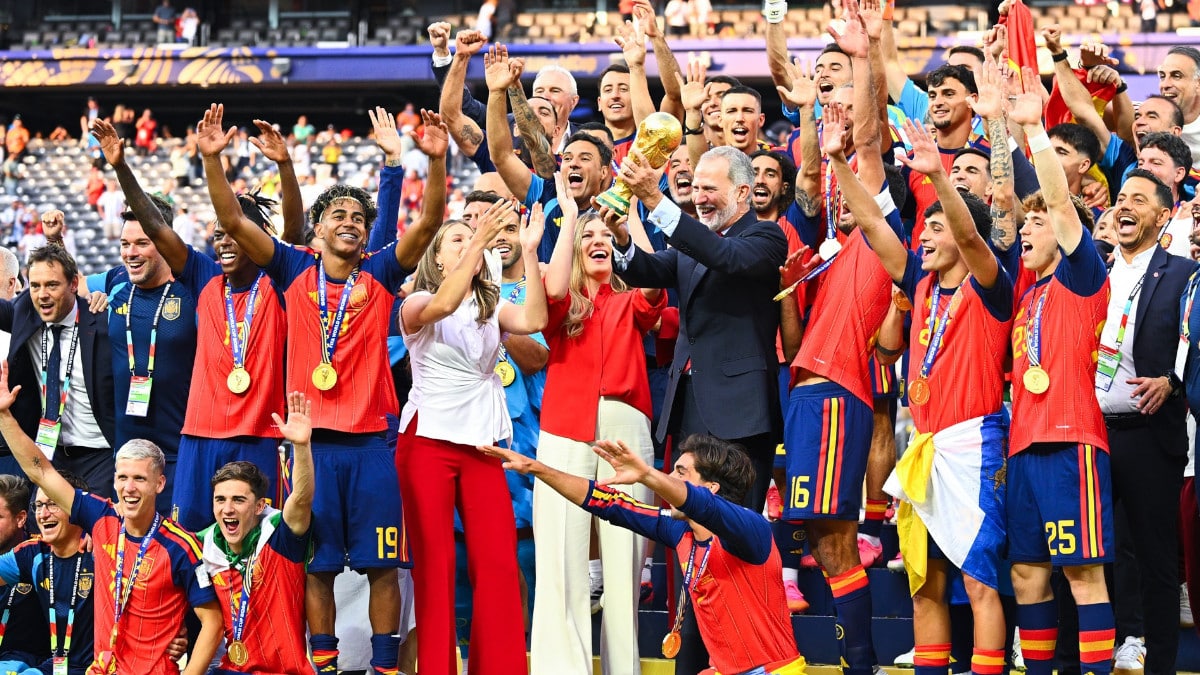 El rey Felipe VI levanta la Copa del Mundo ante sus hijas y la selección de fútbol tras la victoria de España en la final del Mundial.