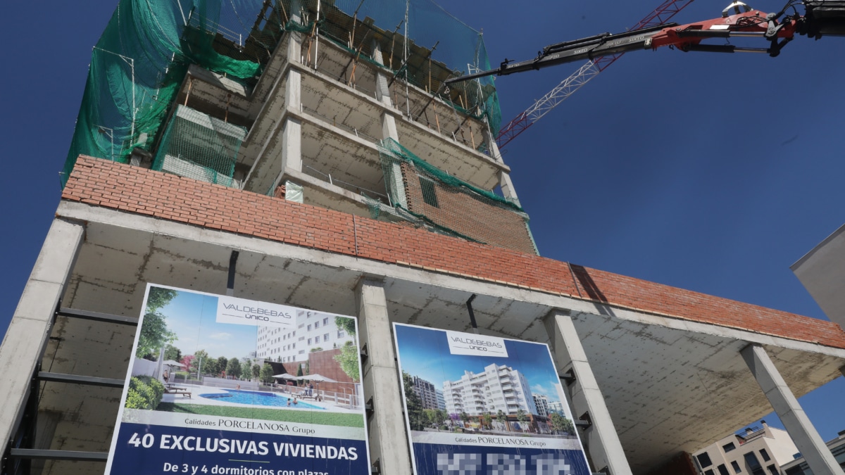 Un edificio de viviendas en obras.