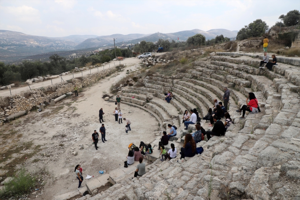 Los turistas visitan el yacimiento romano de Sebastia en una imagen de archivo