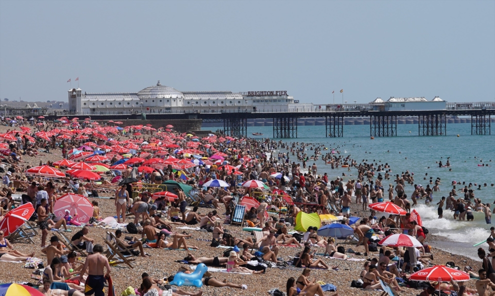 Una playa llena de bañistas en Brighton, Reino Unido.