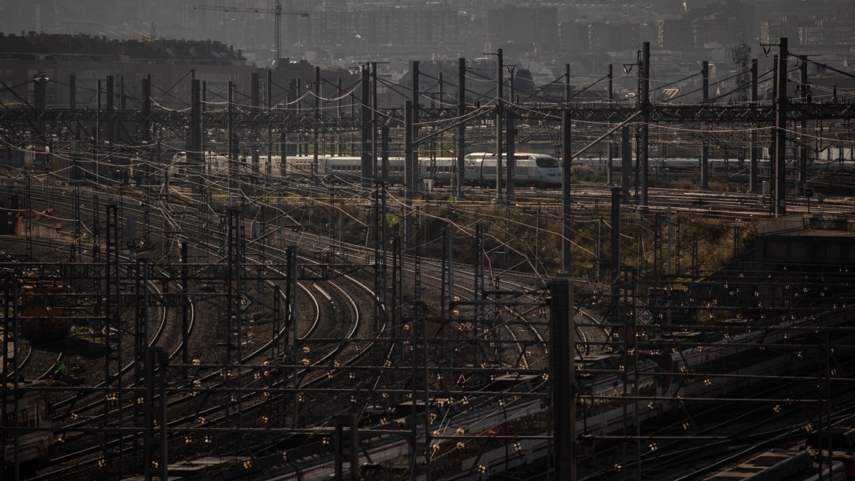 Muere un trabajador y otros dos resultan heridos en un accidente laboral en la base de Renfe de Villaverde