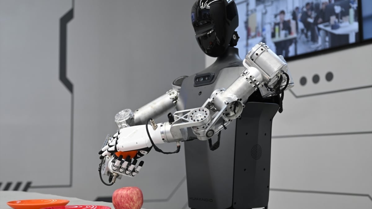 Un robot manipula alimentos en Pekín.