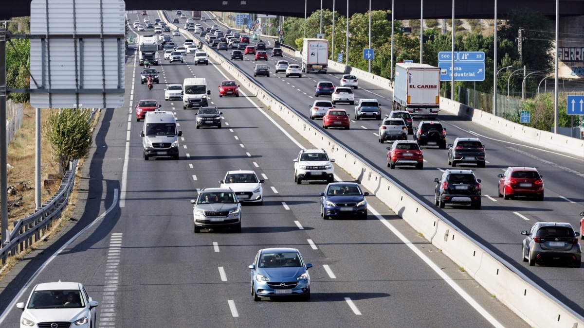Vehículos en la carretera la pasada operación retorno