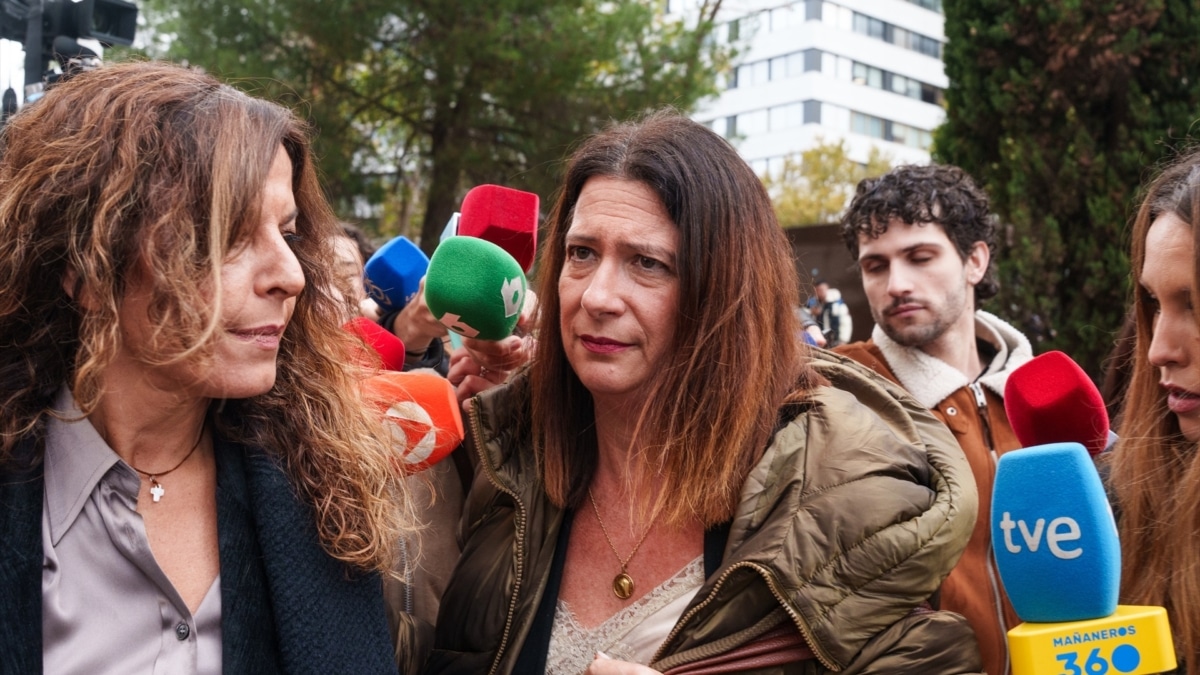 Leire Díez a su llegada a los juzgados de Plaza de Castilla, a 17 de noviembre de 2025.