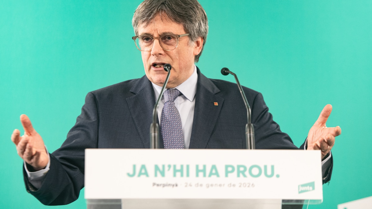 (Foto de ARCHIVO) El presidente de Junts per Catalunya, Carles Puigdemont (C), ofrece declaraciones a los medios, a 24 de enero de 2026, en Perpiñán (Francia). Puigdemont ha convocado una cumbre extraordinaria con toda la cúpula del partido, diputados y algunos de sus alcaldes con motivo de los recientes incidentes en la red ferroviaria y las carreteras catalanas causados por el accidente de un tren de Rodalies en el municipio barcelonés de Gelida del pasado martes. Glòria Sánchez / Europa Press 24/1/2026