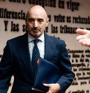 Julito comienza a tirar de la manta