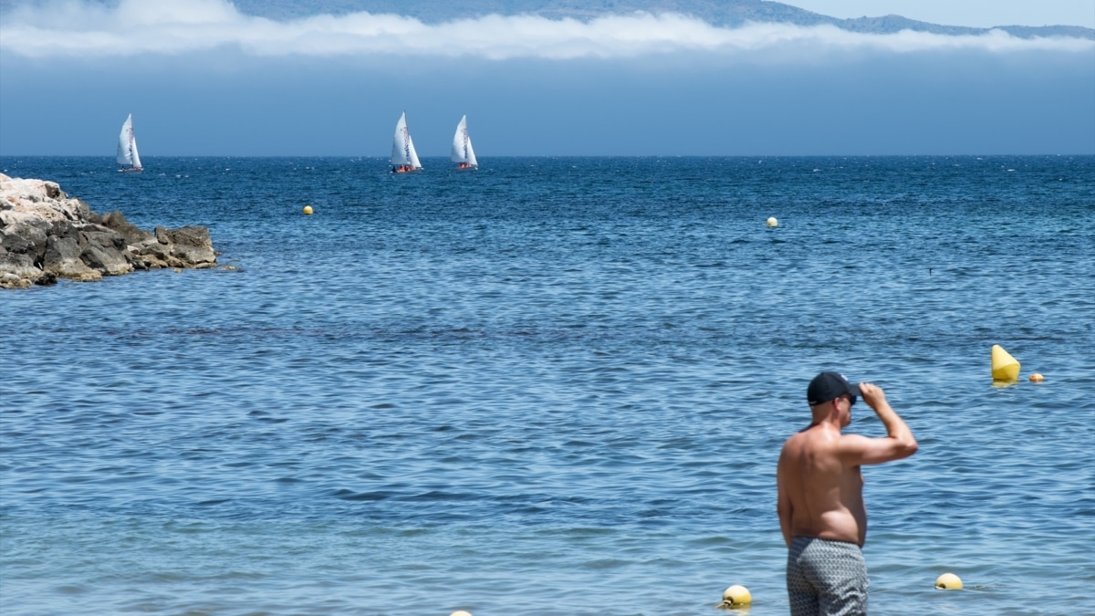Bañistas en una playa de Girona (Cataluña)