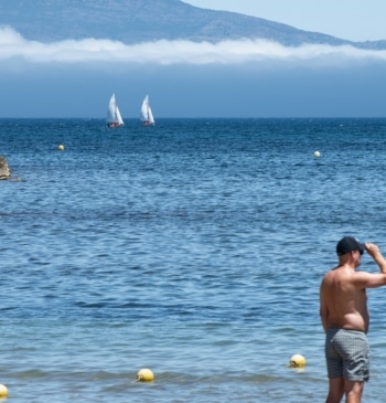 Bañistas en una playa de Girona (Cataluña)