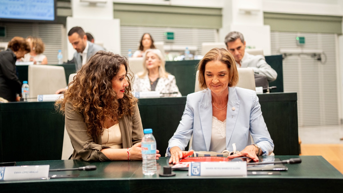 La concejala Emma López (i), y la portavoz del PSOE, Reyes Maroto (d), durante el Debate del Estado de la Ciudad, en el Palacio de Cibeles, a 30 de junio de 2026, en Madrid (España). El Palacio de Cibeles encara hoy el que será el último Pleno del Estado de la Ciudad del mandato, ya que en año electoral no se celebra, una oportunidad para rendir cuentas y lanzar pistas de por dónde irán los programas electorales porque se convierte de facto en el pistoletazo de salida de una larga precampaña electoral hasta el 23 de mayo de 2027. Gabriel Luengas / Europa Press 30/6/2026