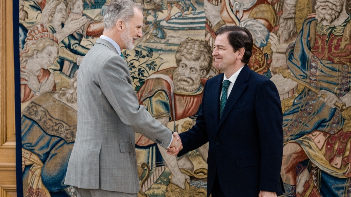 Mañueco se reúne en Zarzuela con el Rey y le traslada la "lealtad" de Castilla y León a la Monarquía