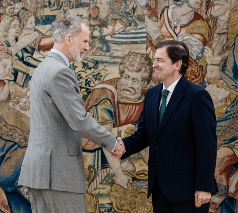 Mañueco se reúne en Zarzuela con el Rey y le traslada la "lealtad" de Castilla y León a la Monarquía