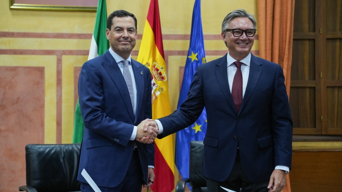 El presidente en funciones de la Junta y candidato del PP-A a la reelección, Juanma Moreno, junto al portavoz del grupo parlamentario Vox en Andalucía, Manuel Gavira