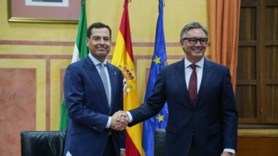 Juanma Moreno ata 'in extremis' su investidura con un acuerdo de Gobierno y una vicepresidencia para Vox
