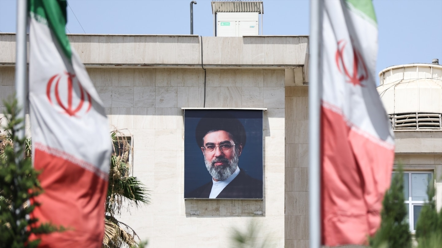 Una imagen del líder supremo iraní, Mojtaba Jamenei, en las calles de Teherán