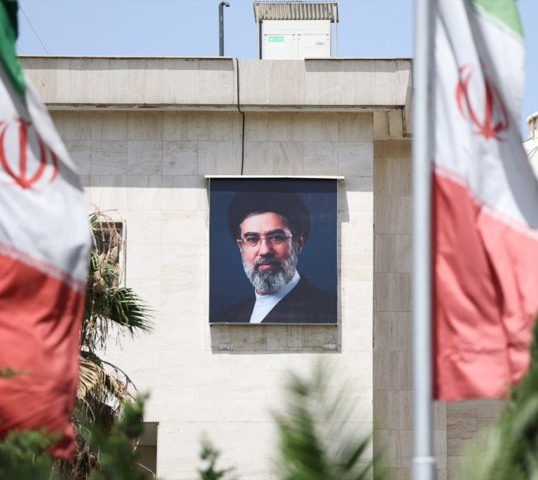 Jamenei sigue desaparecido, ¿quién controla Irán?