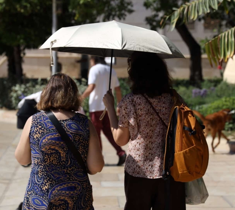 La canícula comienza con el verano más cálido desde 1961 y avisos rojos por calor extremo