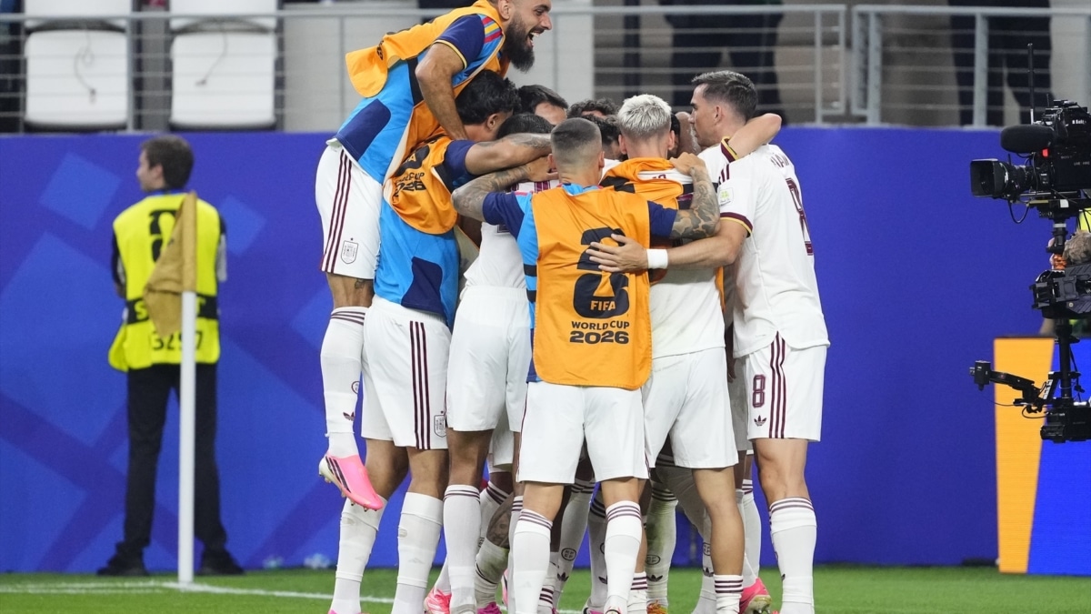 Mikel Merino celebrando su gol ante Portugal