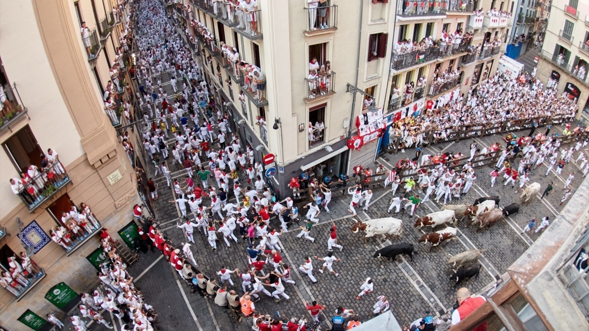Primer encierro de San Fermín, con los toros de Fuente Ymbro, en Pamplona.