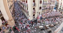 Primer encierro de San Fermín con 'sprint' de los Fuente Ymbro hasta la plaza entre la multitud