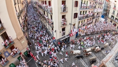 Primer encierro de San Fermín con 'sprint' de los Fuente Ymbro hasta la plaza entre la multitud