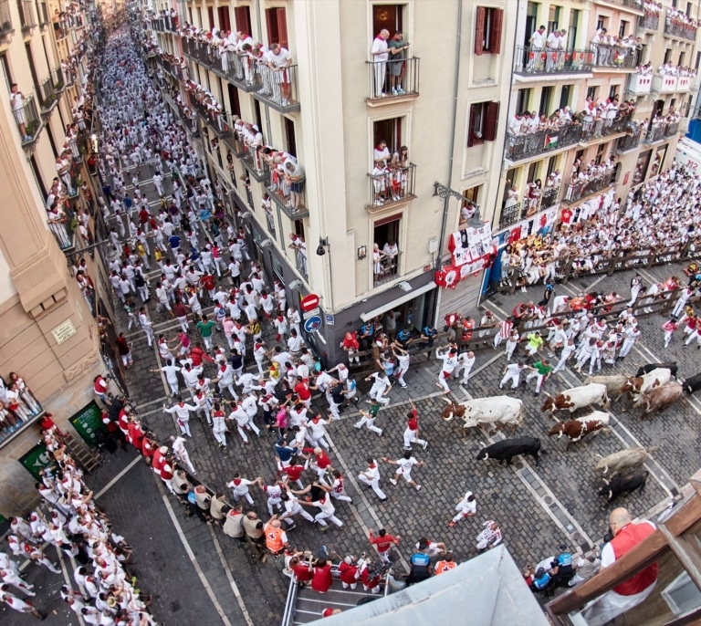 Primer encierro de San Fermín con 'sprint' de los Fuente Ymbro hasta la plaza entre la multitud