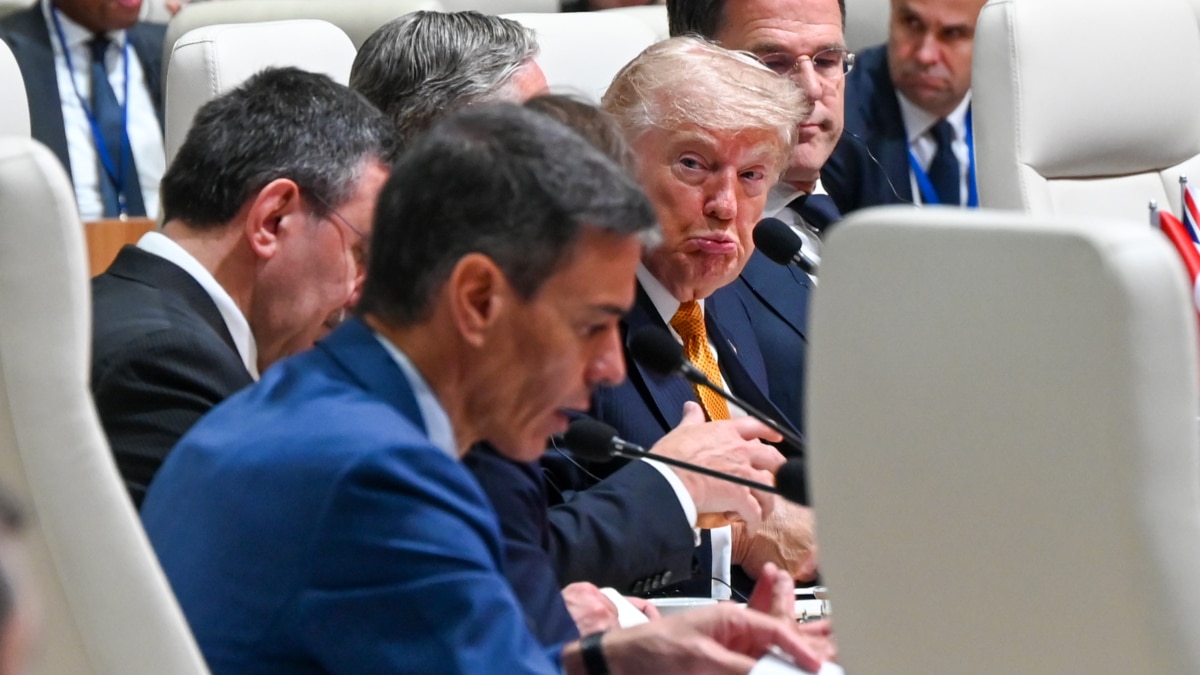 08 July 2026, Turkey, Ankara: US President Donald Trump looks at Spanish Prime Minister Pedro Sanchez during the working session of the North Atlantic Treaty Organization (NATO) Heads of State and Government summit in Ankara. Photo: Ansgar Haase/dpa 08/7/2026 ONLY FOR USE IN SPAIN